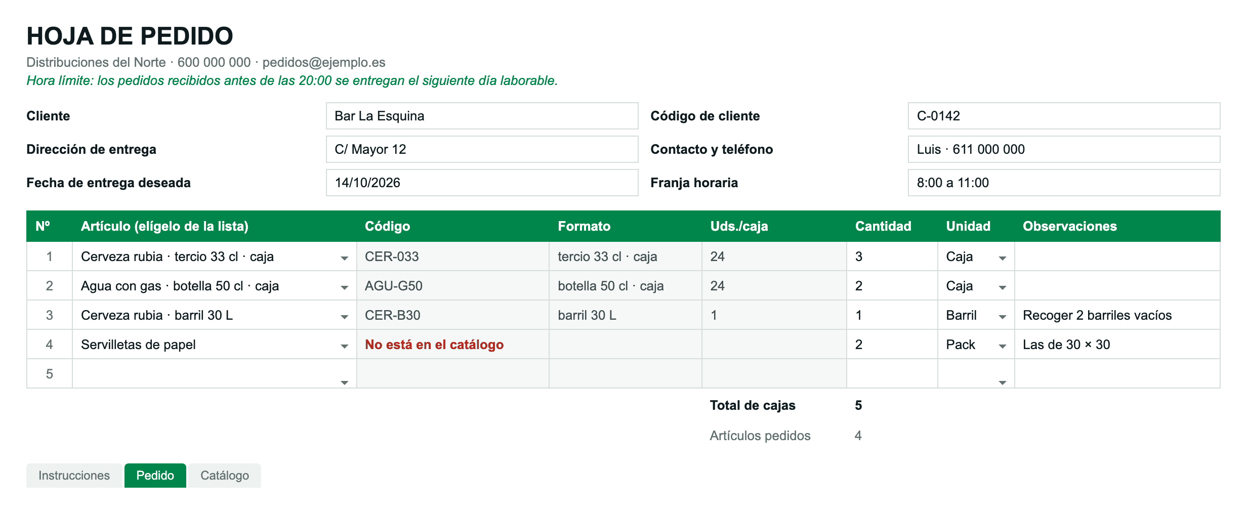 Ejemplo de hoja de pedido rellenada en Excel. El Bar La Esquina pide 3 cajas de cerveza rubia en tercio, 2 cajas de agua con gas y 1 barril de cerveza, con 2 barriles vacíos que recoger. También pide servilletas de papel, que no están en el catálogo: su código sale en rojo. Abajo, el total: 5 cajas y 4 artículos.